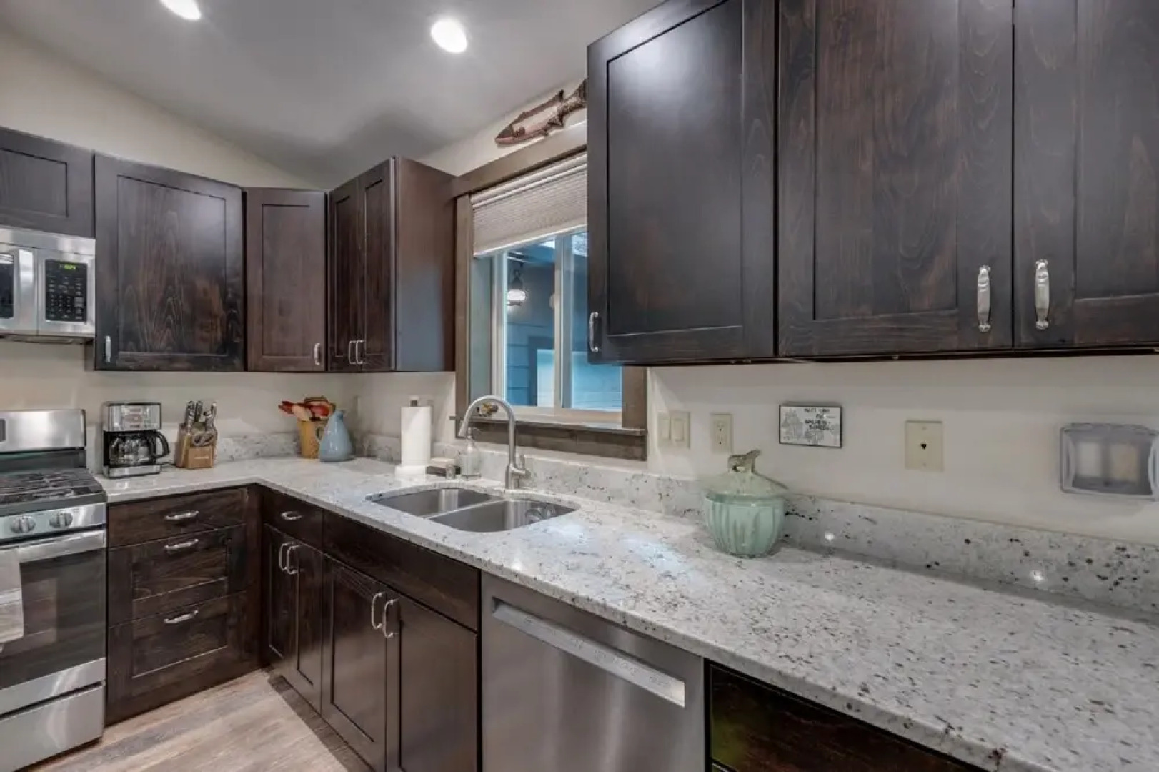 Mt Baker Lodging Cabin 50 - HOT TUB, AC, SLEEPS 4! by MBL