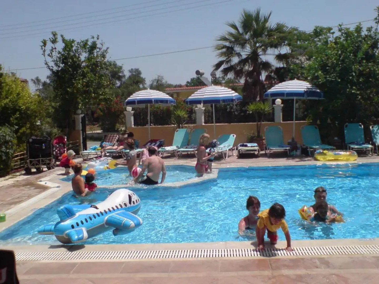 Makis Louvlis Apartments & Studios