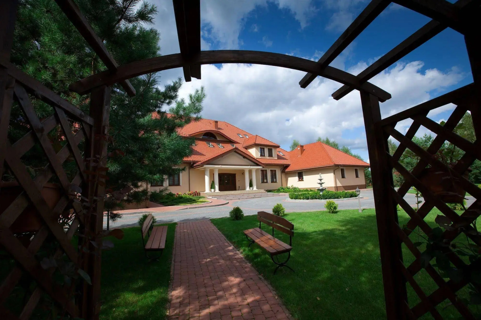 Hotel Dworek Tryumf Dąbrowscy Spółka Jawna