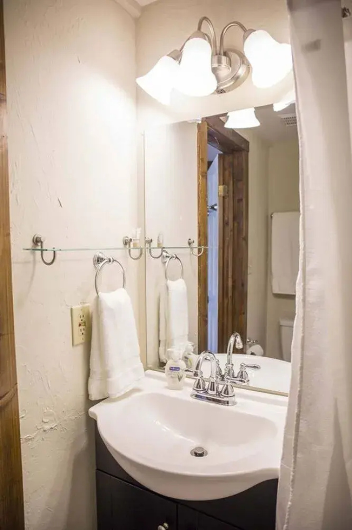 Woodlands Inn Of Sapphire Bed & Breakfast