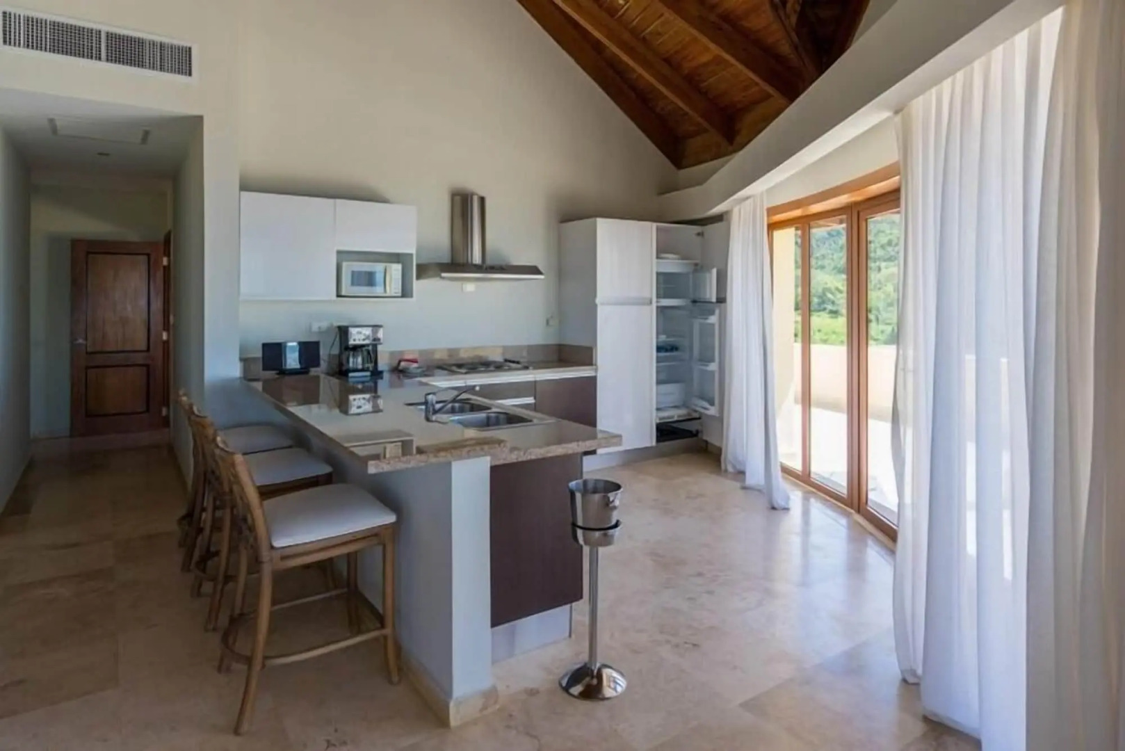 The Bannister Hotel & Yacht Club