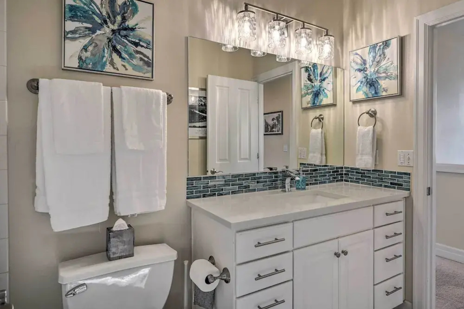 Sunny Seattle Home w/ Deck ~ 6 Mi to Downtown