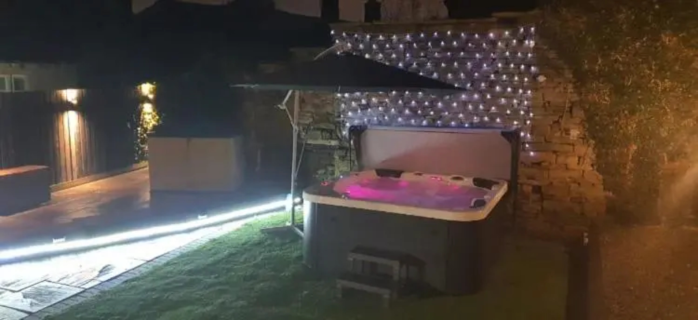 Honeybee Cottage, with a Log Fire & a Hot Tub.