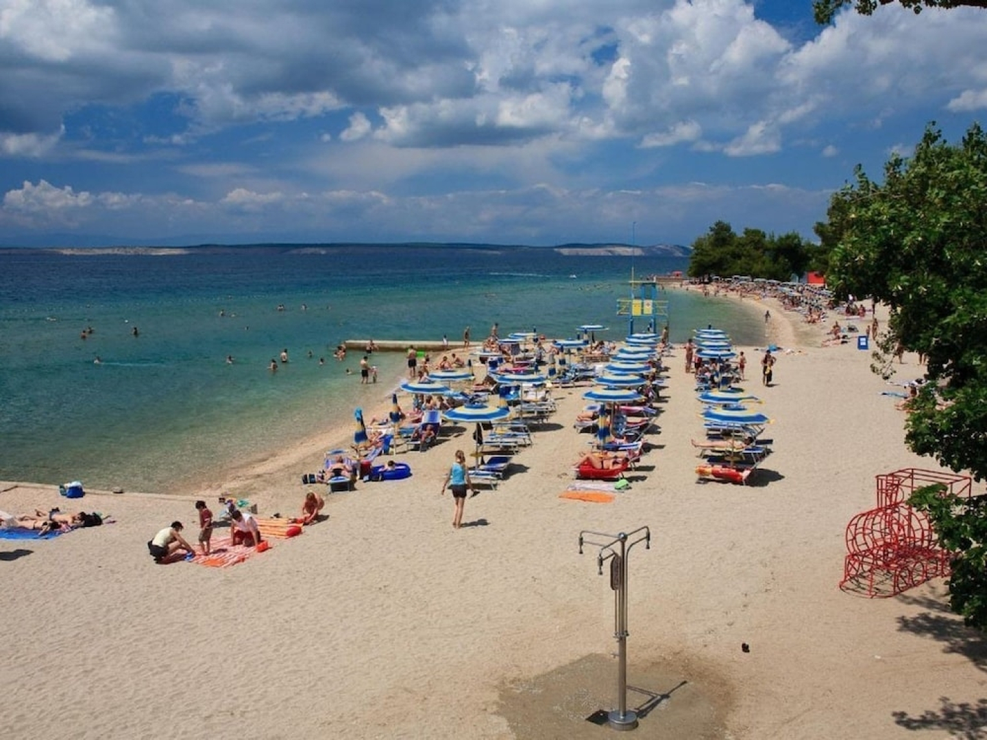 Modern Holiday Home With Private Pool and Mountain View