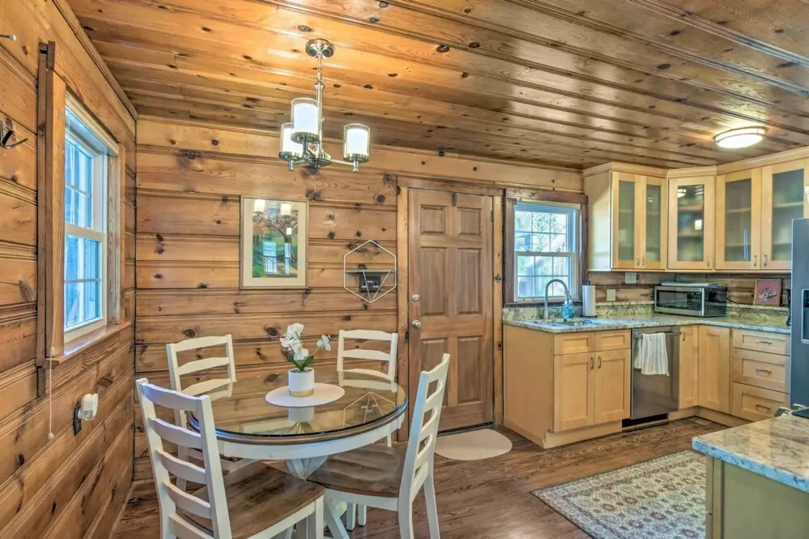 Screened Porch & Grill: Waterfront Landrum Cottage