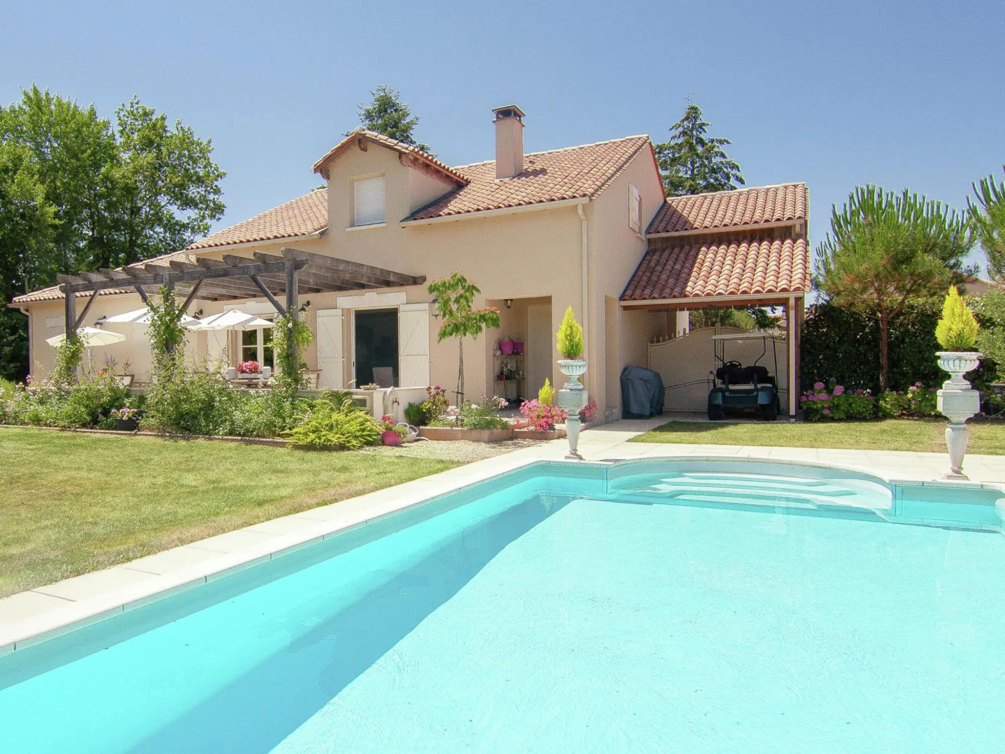 Classy Villa in Ecuras-Rouzède with Private Garden