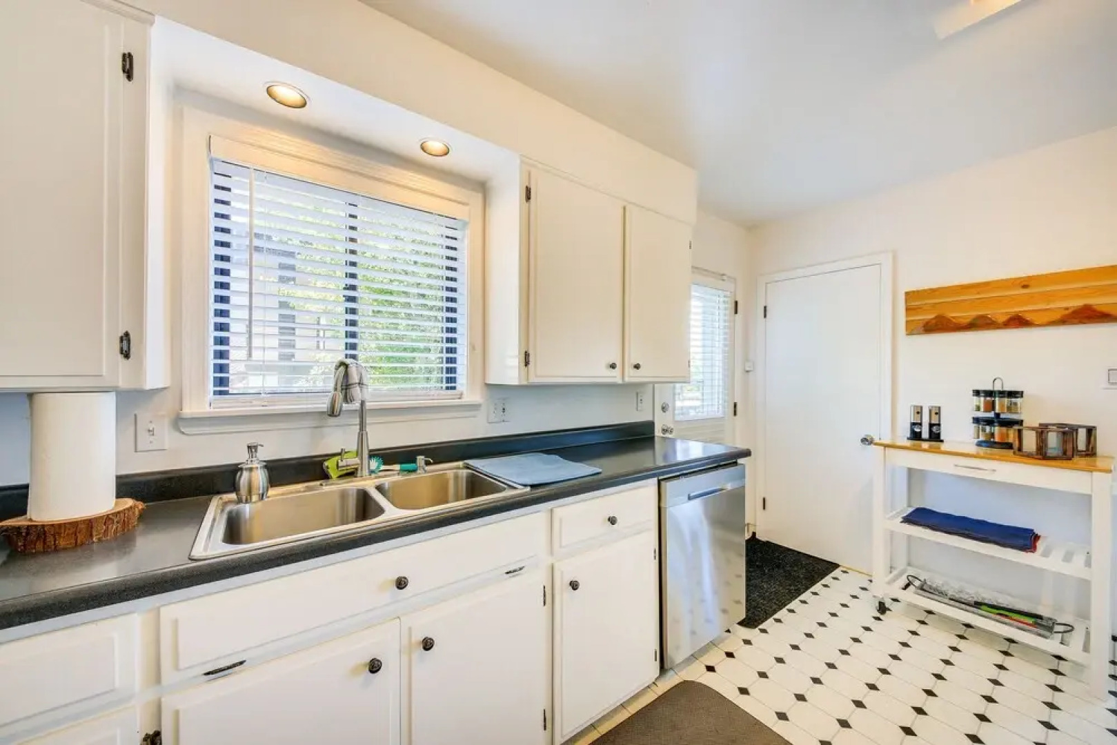 Waterfront Sagle Retreat w/ Hot Tub & Fireplace