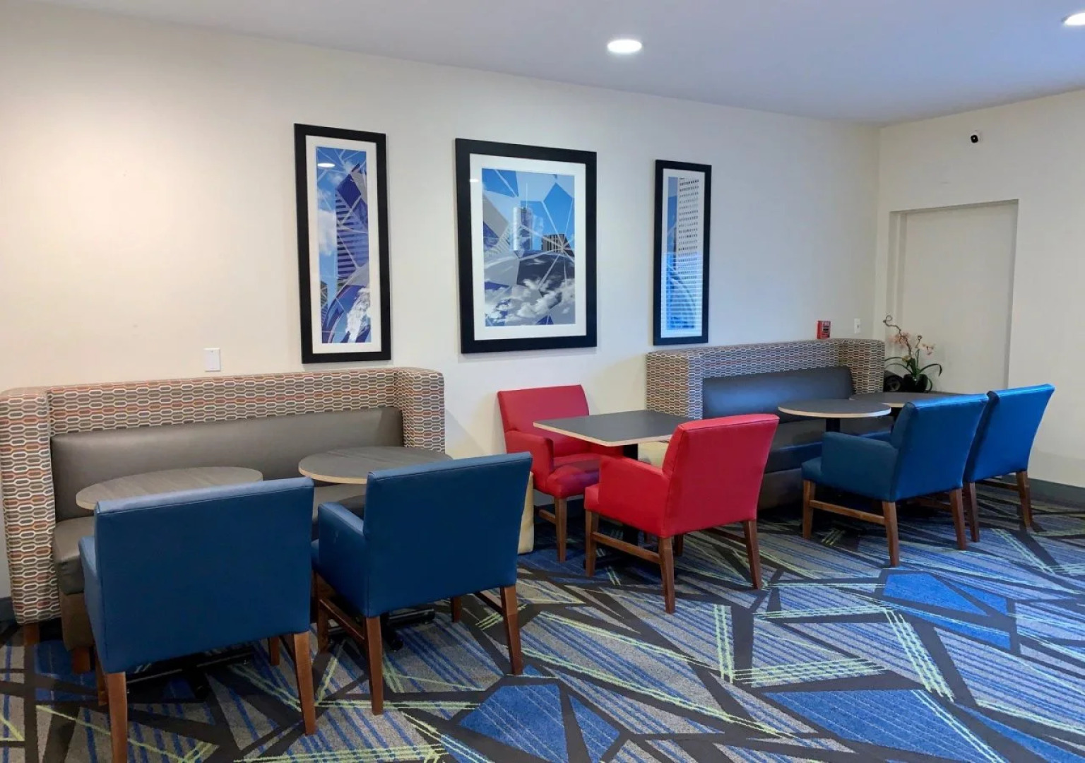 Holiday Inn Express & Suites Chicago-Libertyville by IHG