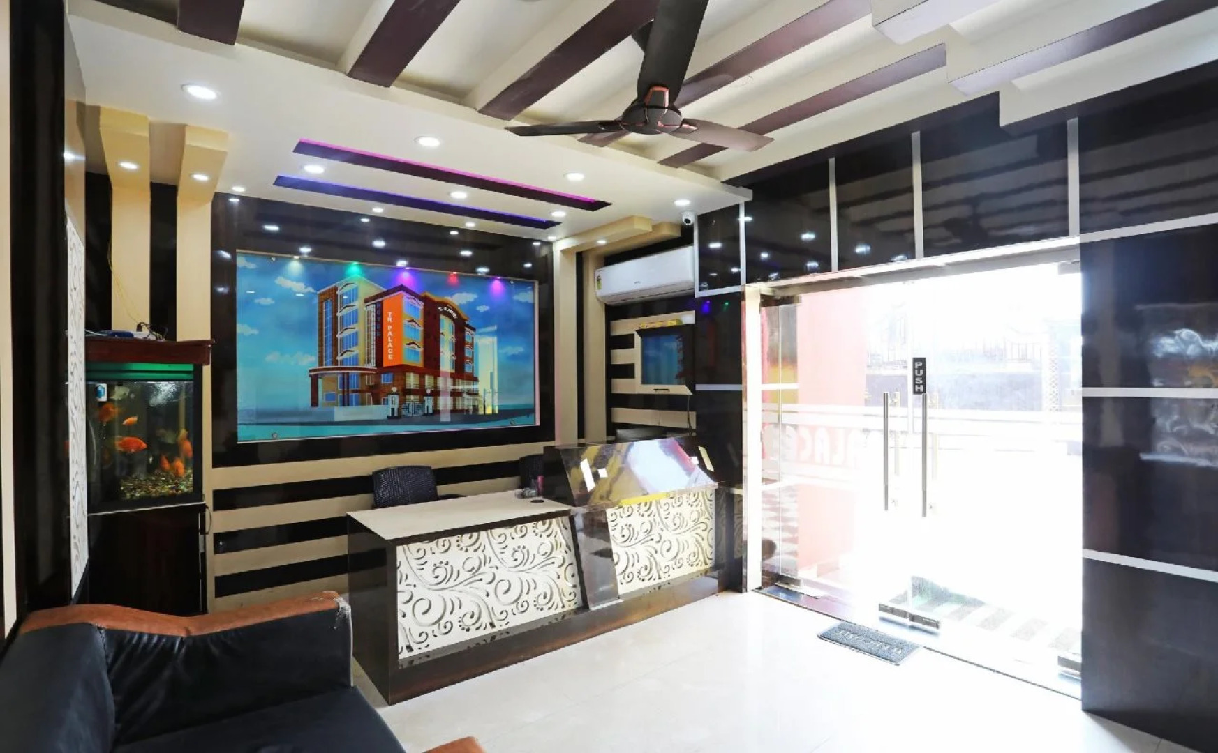 Hotel Tr Palace By OYO Rooms