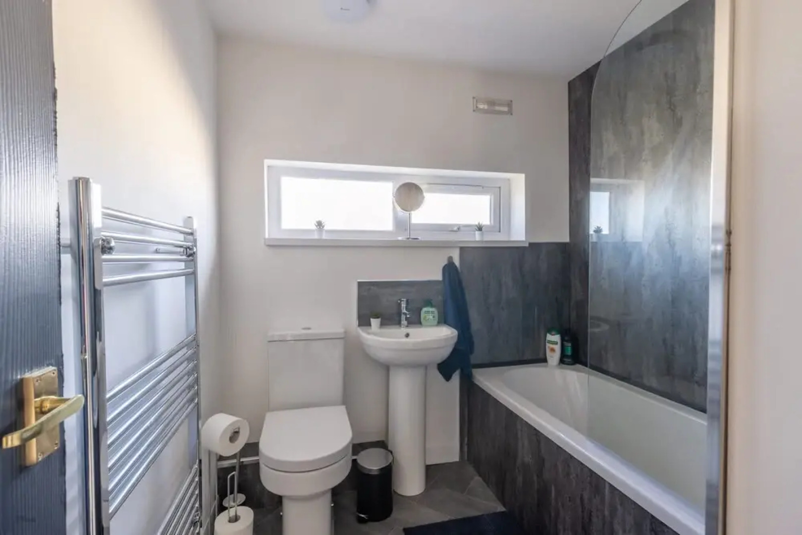 Modern 3 Bed House-free Parking