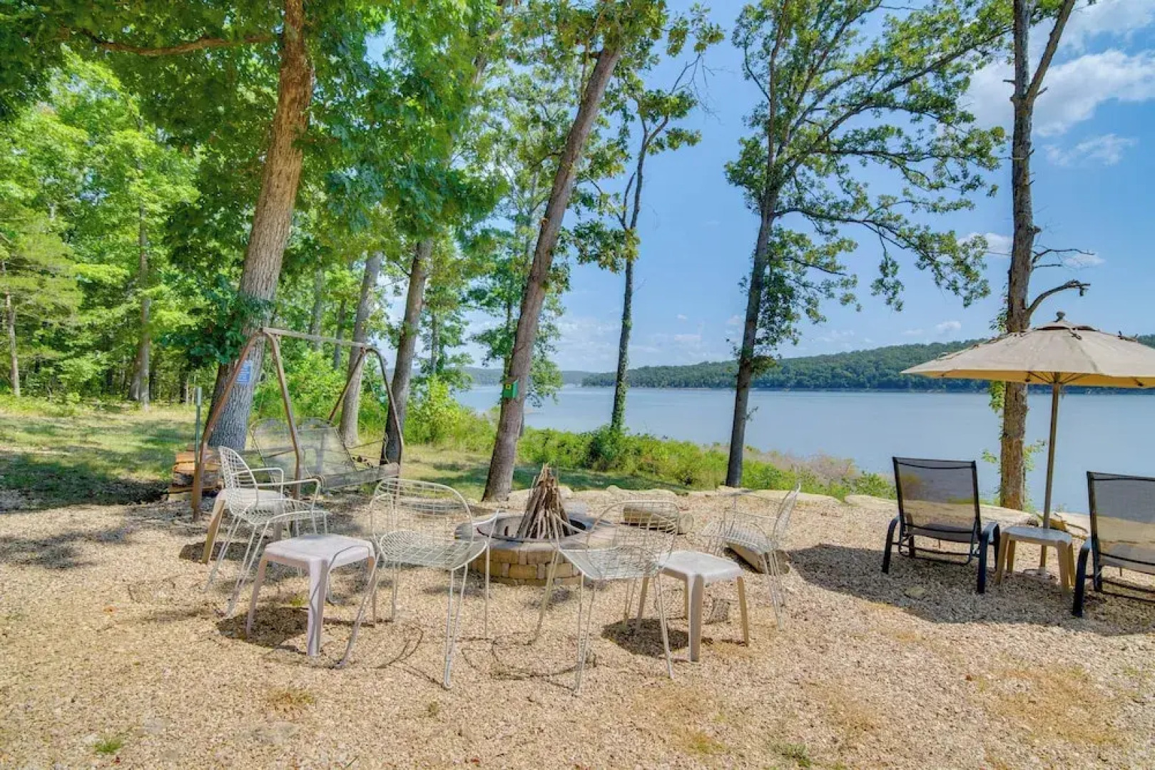 Waterfront Bull Shoals Lake Cabin w/ Deck + Views!