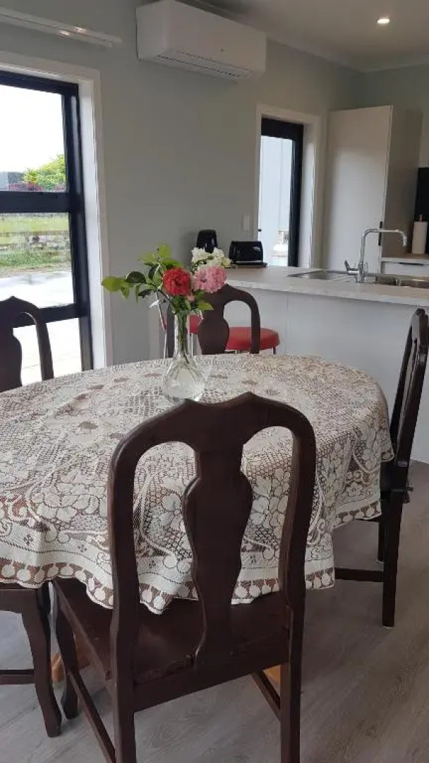 Brand New Two-Bedroom Cosy Cottage with Hobbit House sleep-out