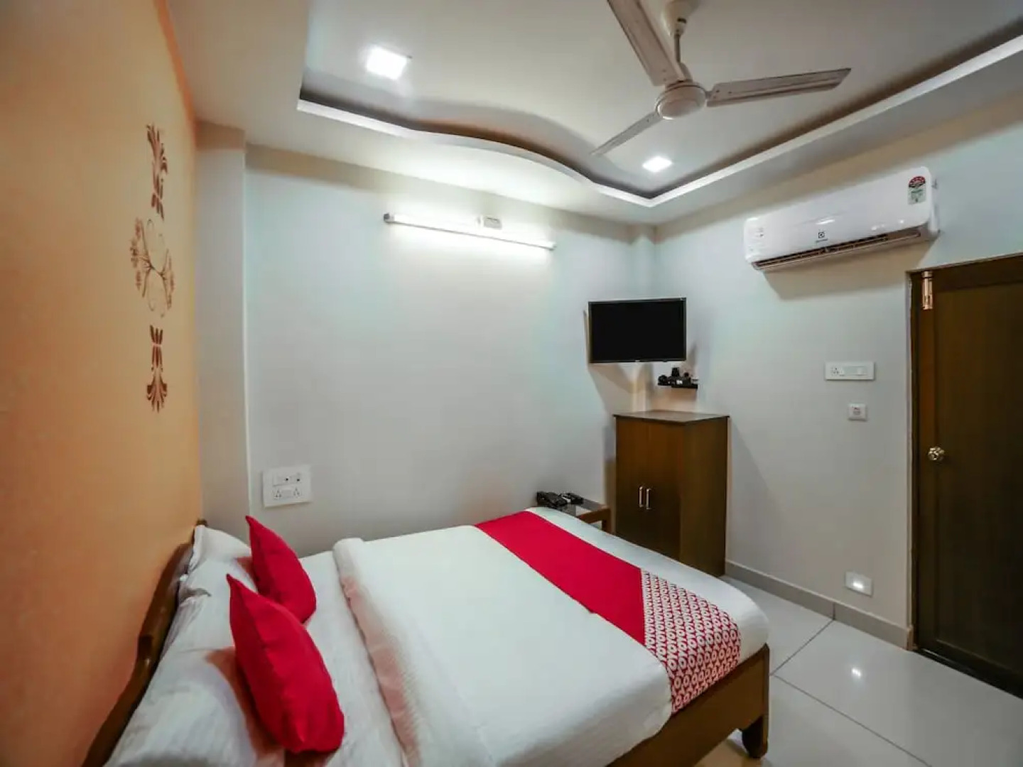 OYO 13909 Kartikeya Grande