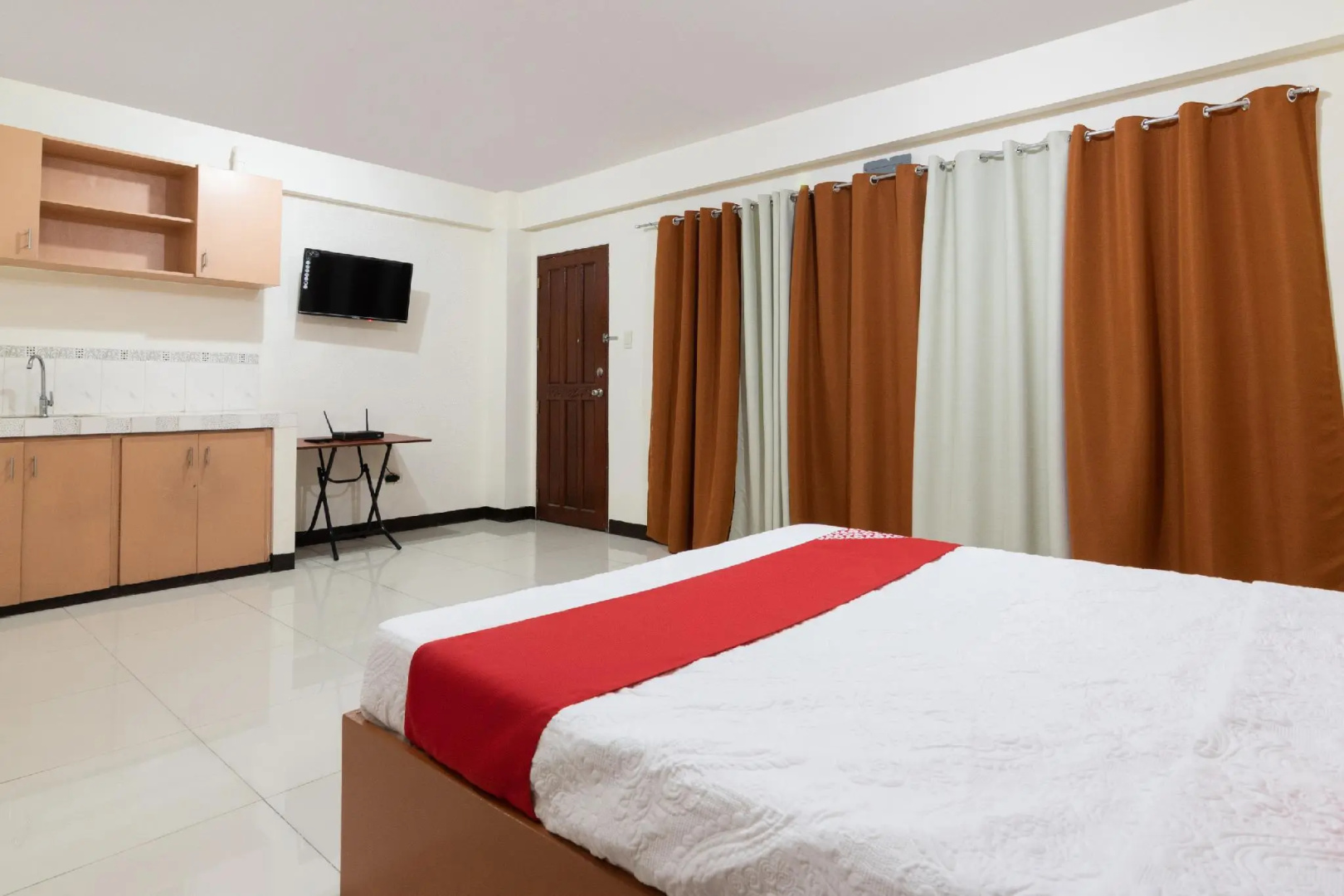 OYO 578 Red Velvet Suites Vaccinated Staff