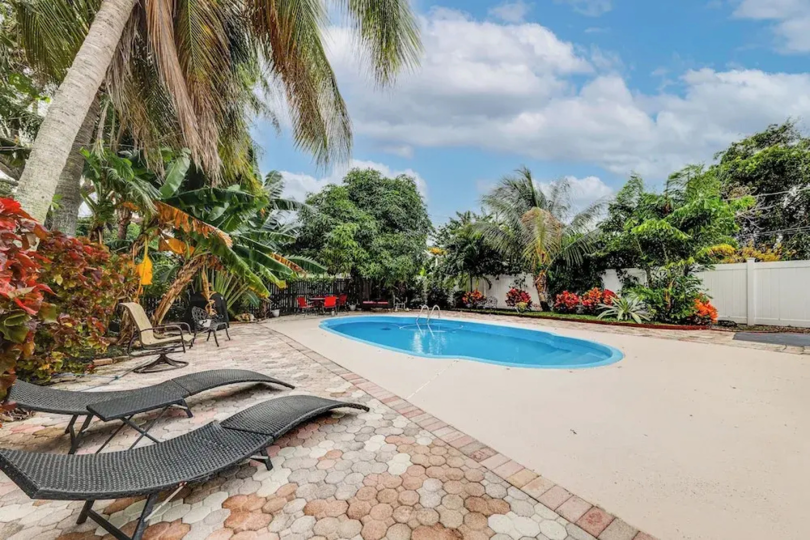 1 Mi to Beach: Sunny Lantana Cottage w/ Pool!