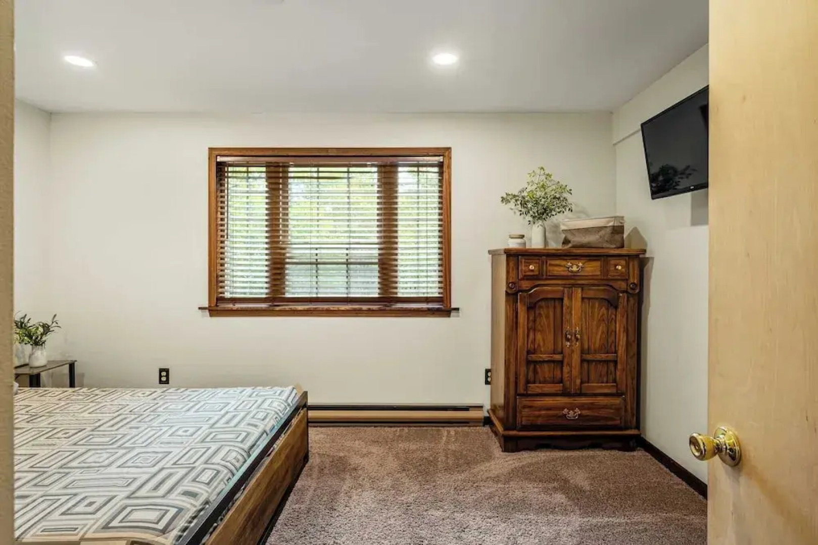 Sky View Chalet by Avantstay Stunning Interior, Spacious Deck, Hot Tub, & View