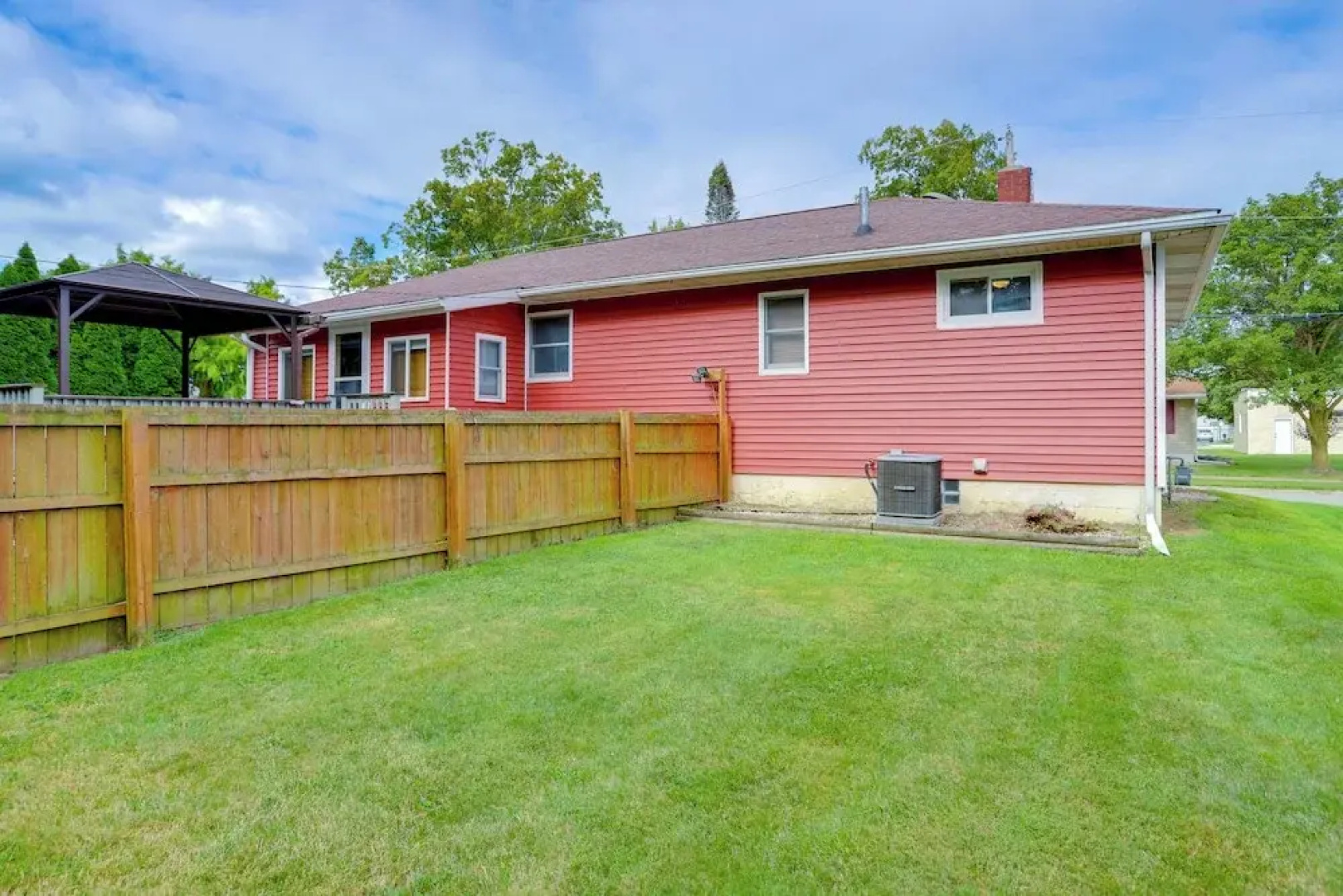 Steps to Lake Erie! Cedar Point Home Base w/ Deck