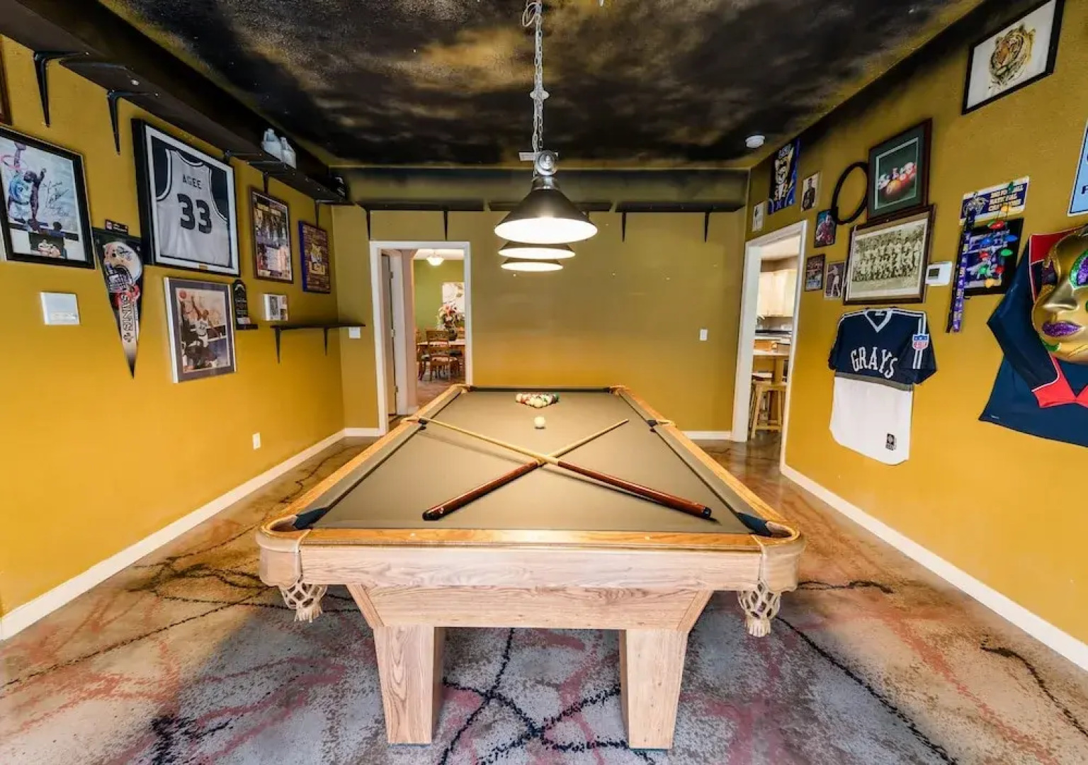 Chic Renovated Oasis: Disney & Universal Nearby 4 Bedroom Home by RedAwning