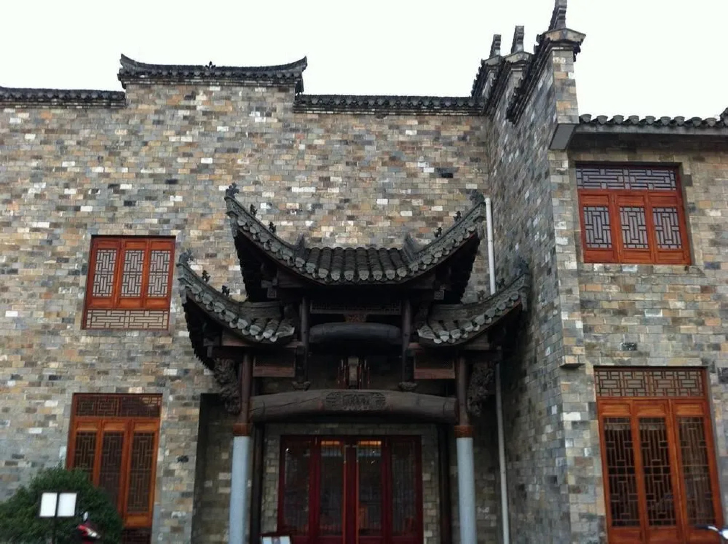 By The Peach Blossom Pool Holiday Hotel