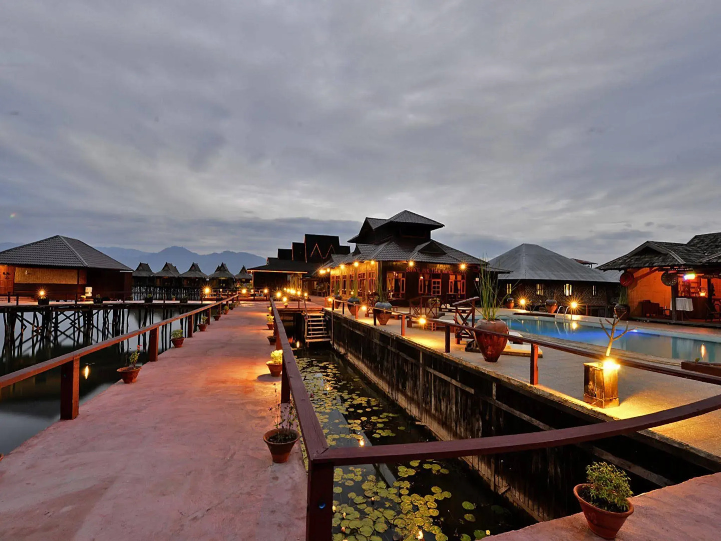Shwe Inn Tha Floating Resort