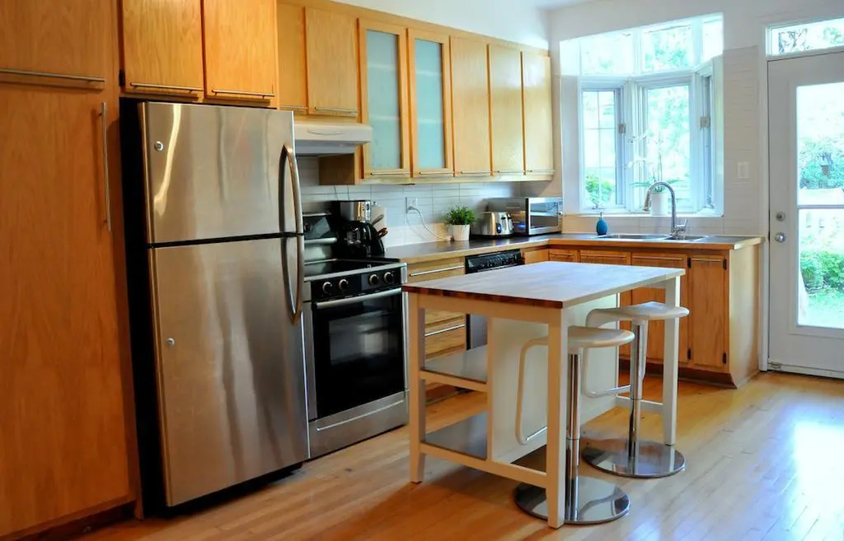 Le Laurier Cottage by HomeInMontreal