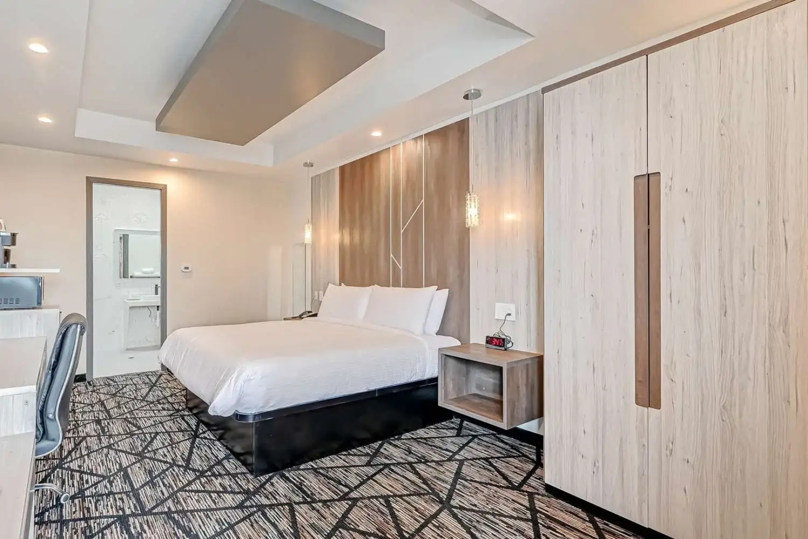 Comfeeni Inn and Suites