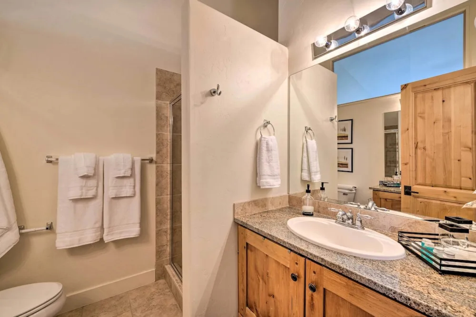 Walkable Park Mountain Getaway: Hot Tub & Views!