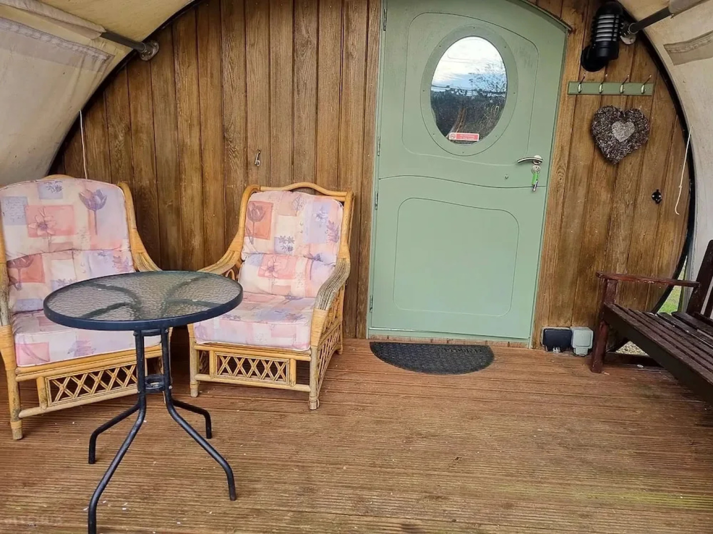 Cosy 1 Bedroom Cabin- Moon Pod
