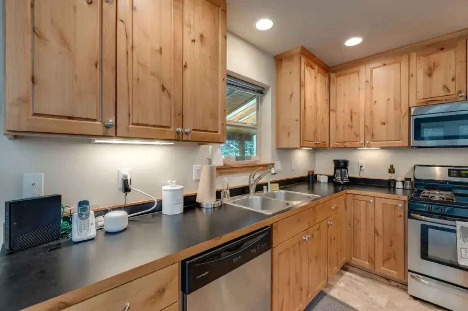 52GS - Hot Tub - WiFi - Pets Ok - Wood Stove - Sleeps 6