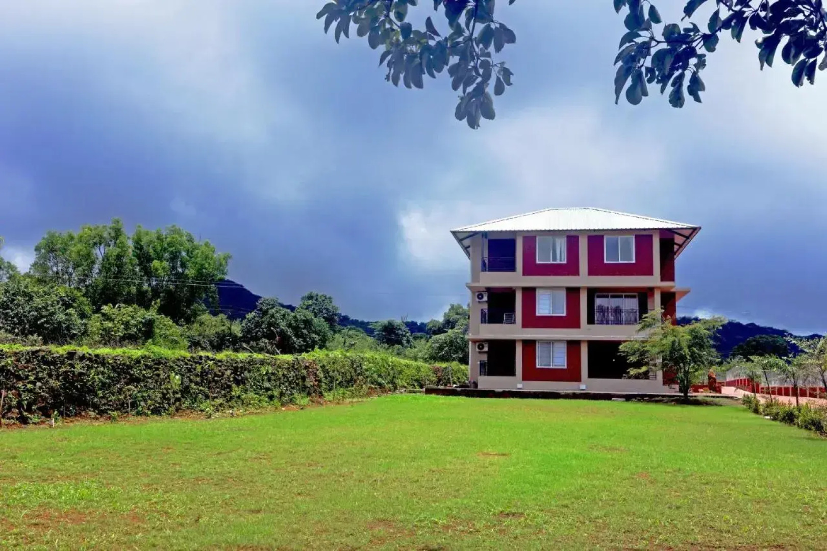 D Clouds Pure Veg, Gaganbawada