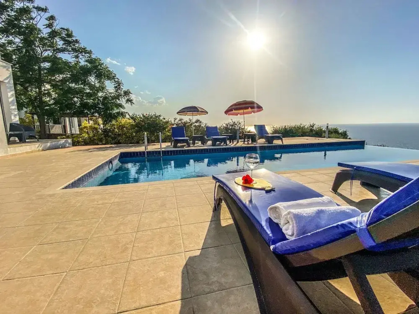 Sea Cliff villa, 4 beds, sleeps 2- 7, Free Wifi, Heated Pool option.