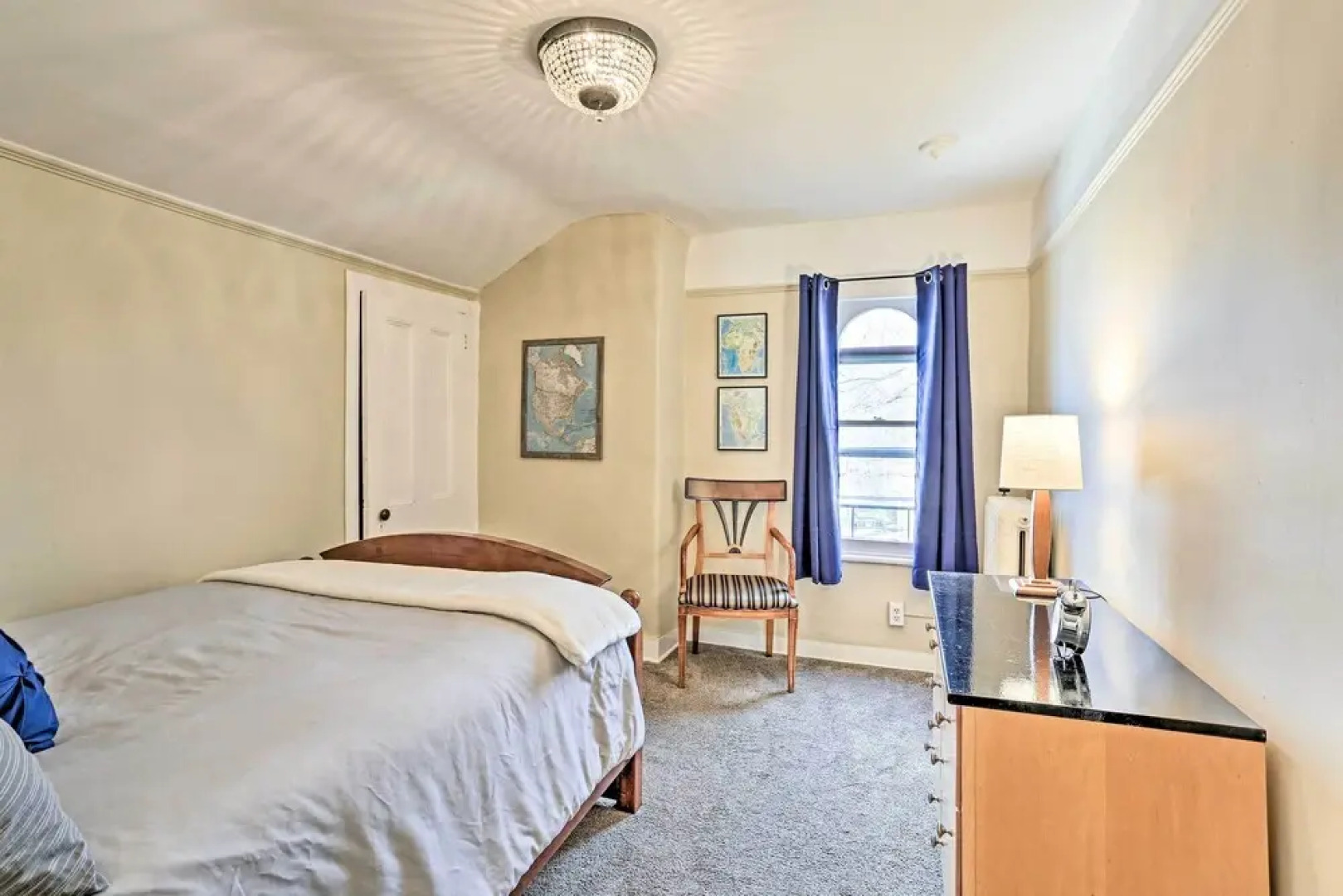 Pet-friendly Apt in 1850's Victorian Mansion!