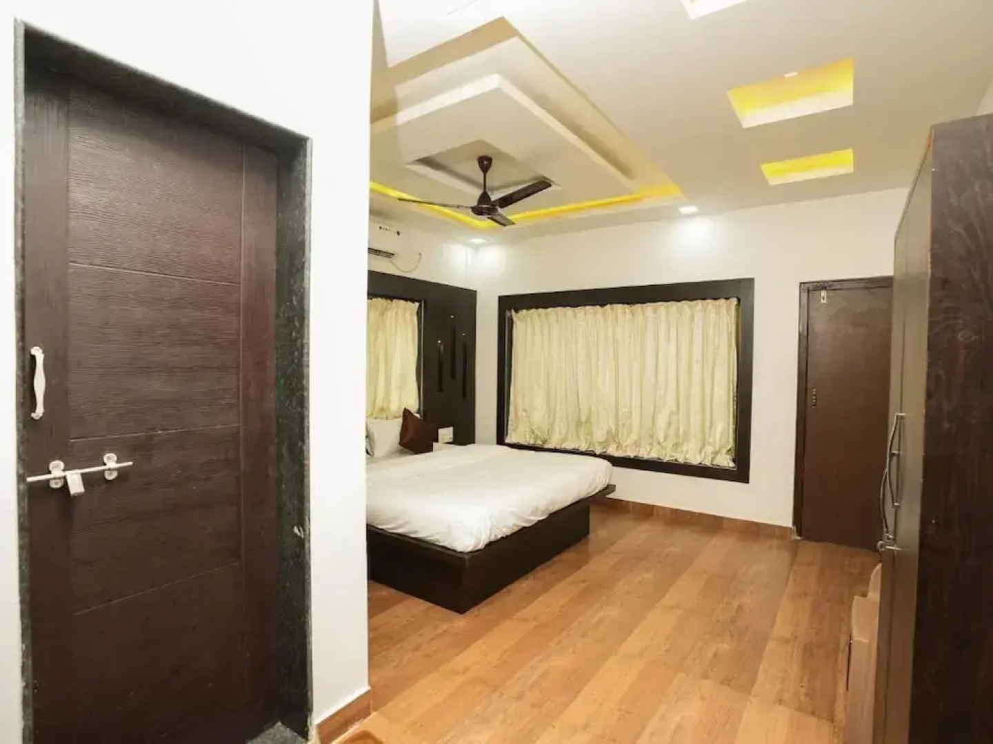 OYO 24932 Hotel Royal Stay