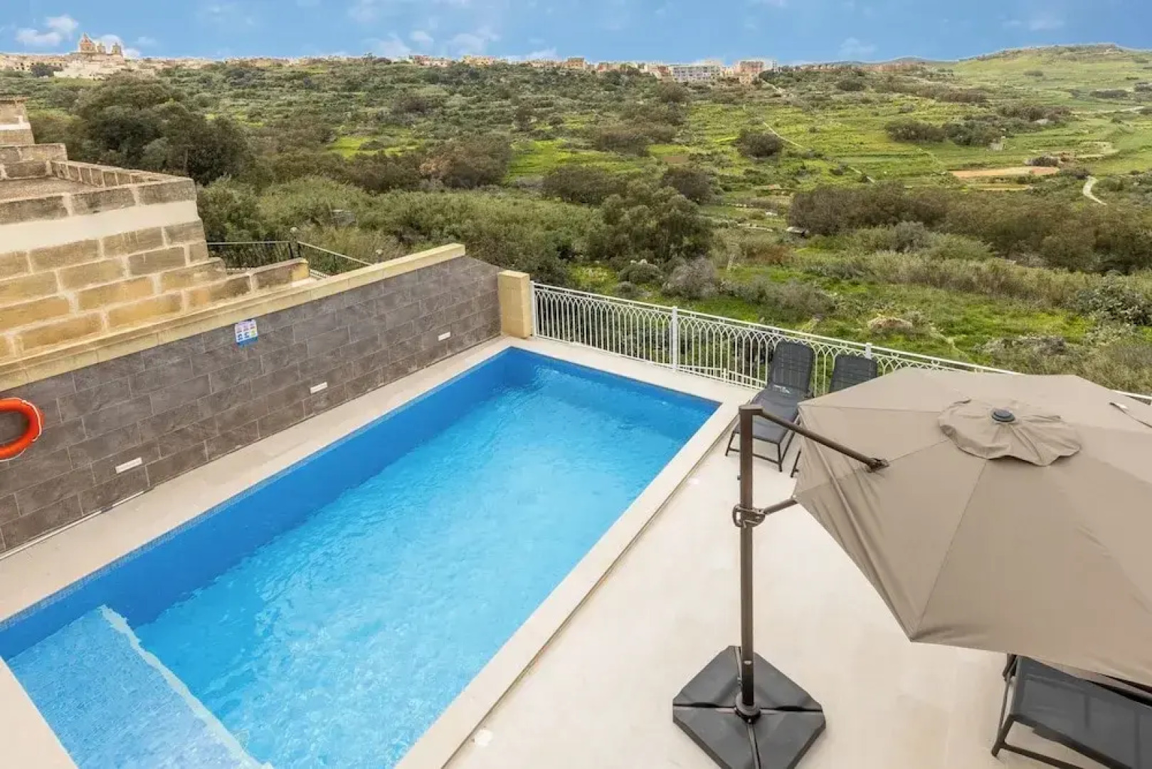 Magnifica Gozitan Villa Pool And Jacuzzi
