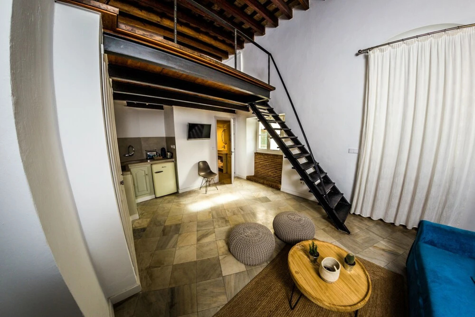 La Casa Amarilla Rooms & Suites