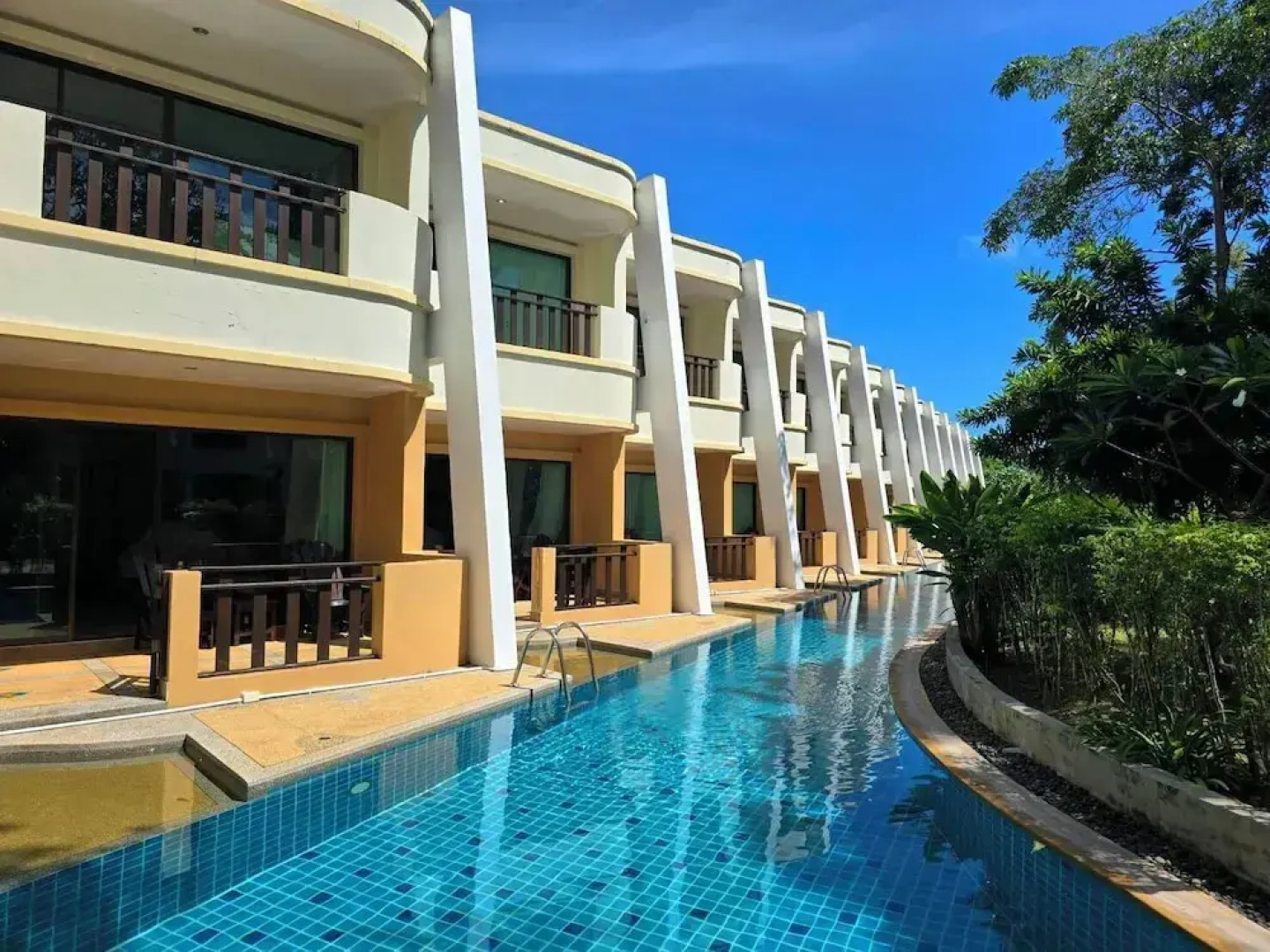 Hotel and Beach Bungalow at Lanta Resort