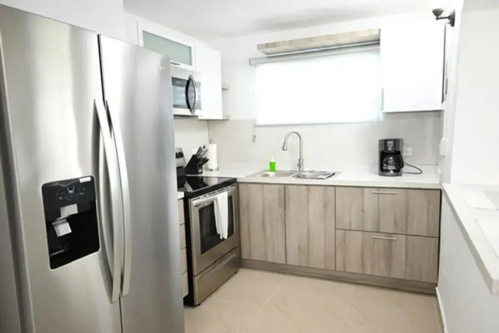 NEW Remodeled pool house 2 minutes from beach