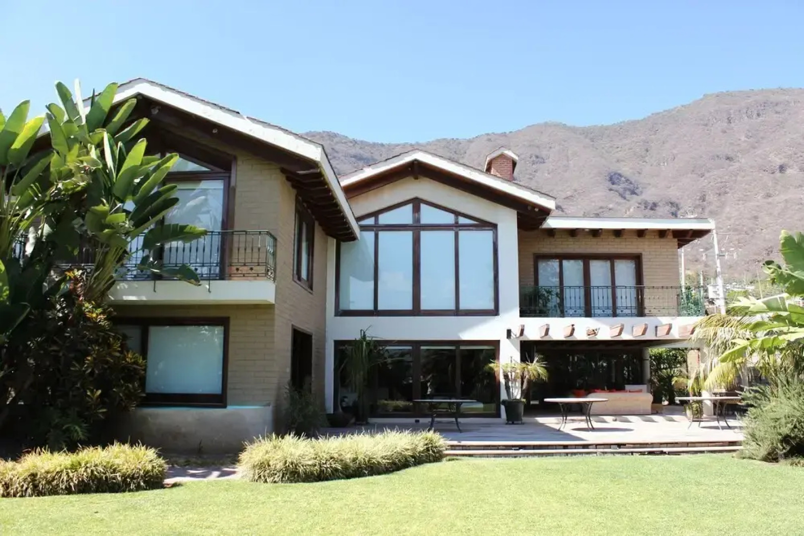 Beautiful House With Lake View