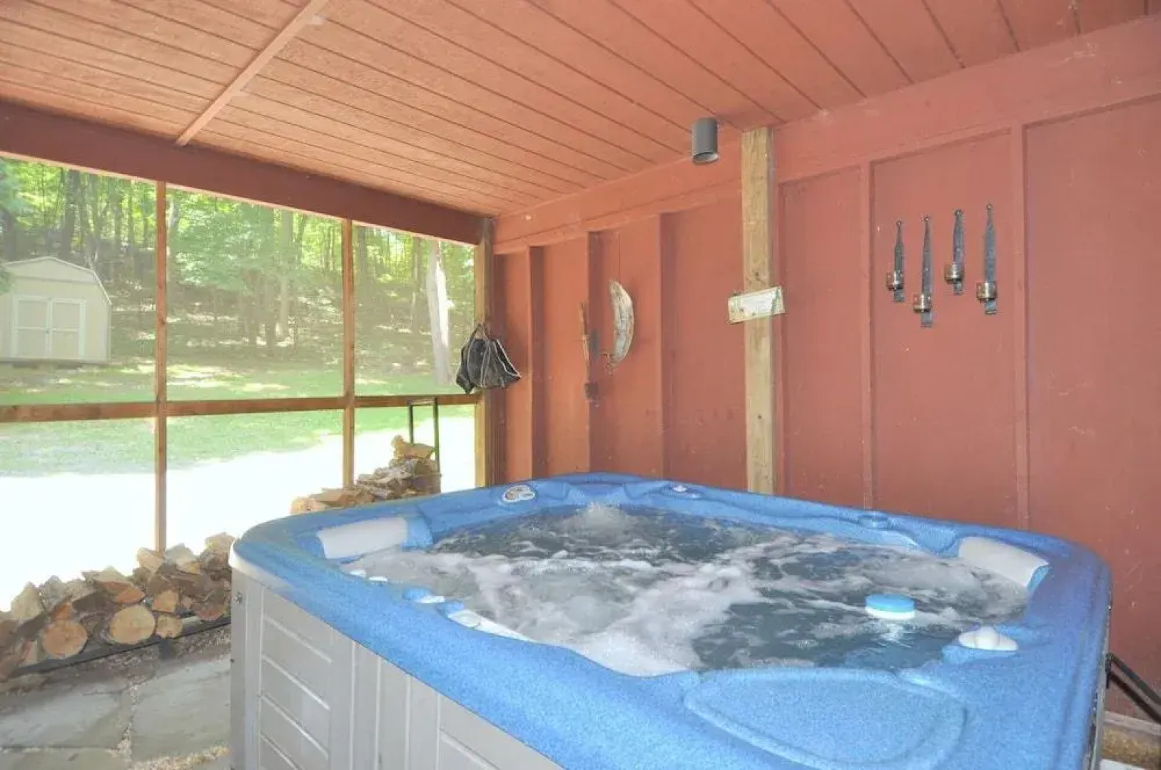 Sqyrls Nest - 3BR Retreat With a Hot Tub