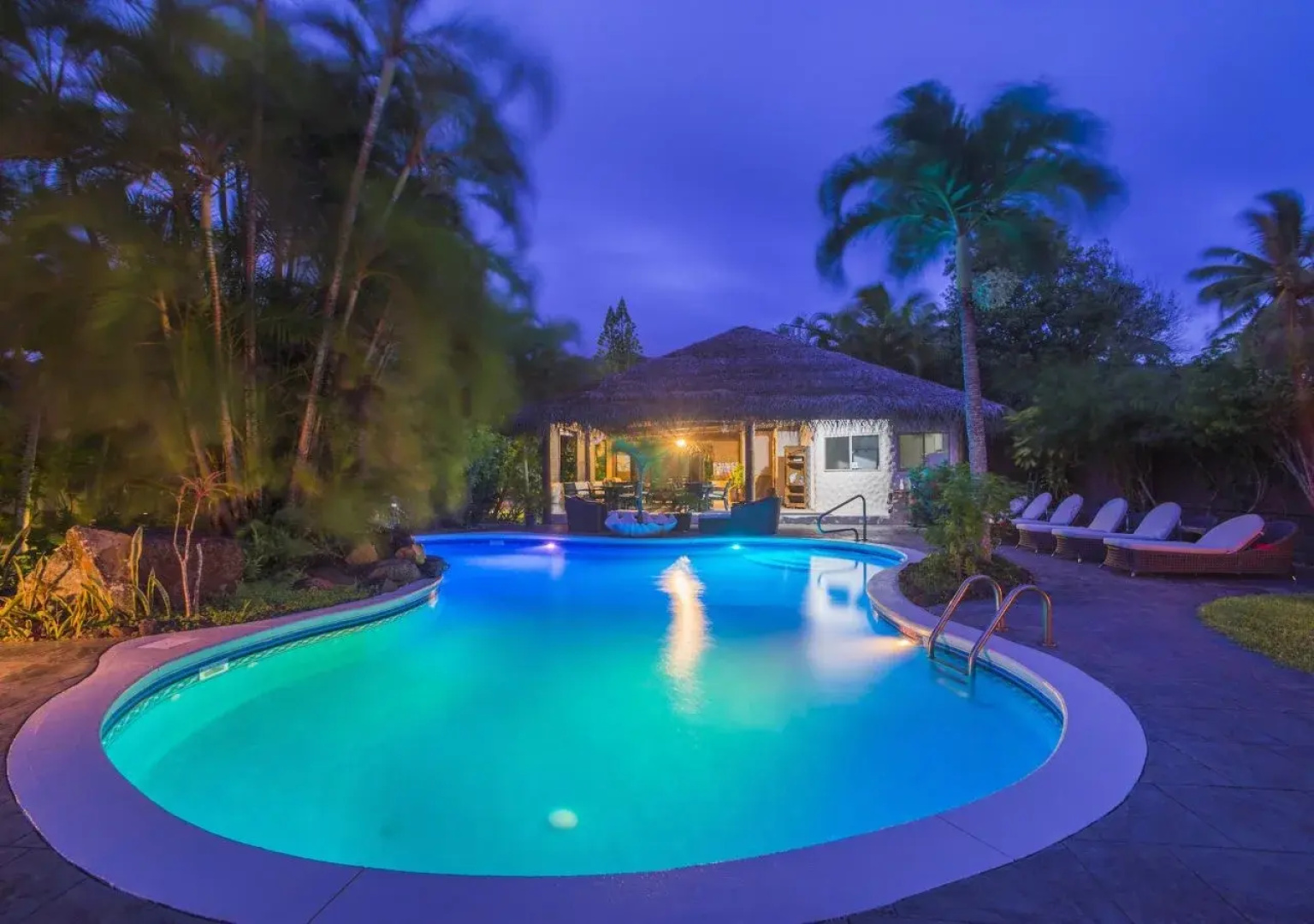Motu Beachfront Art Villas
