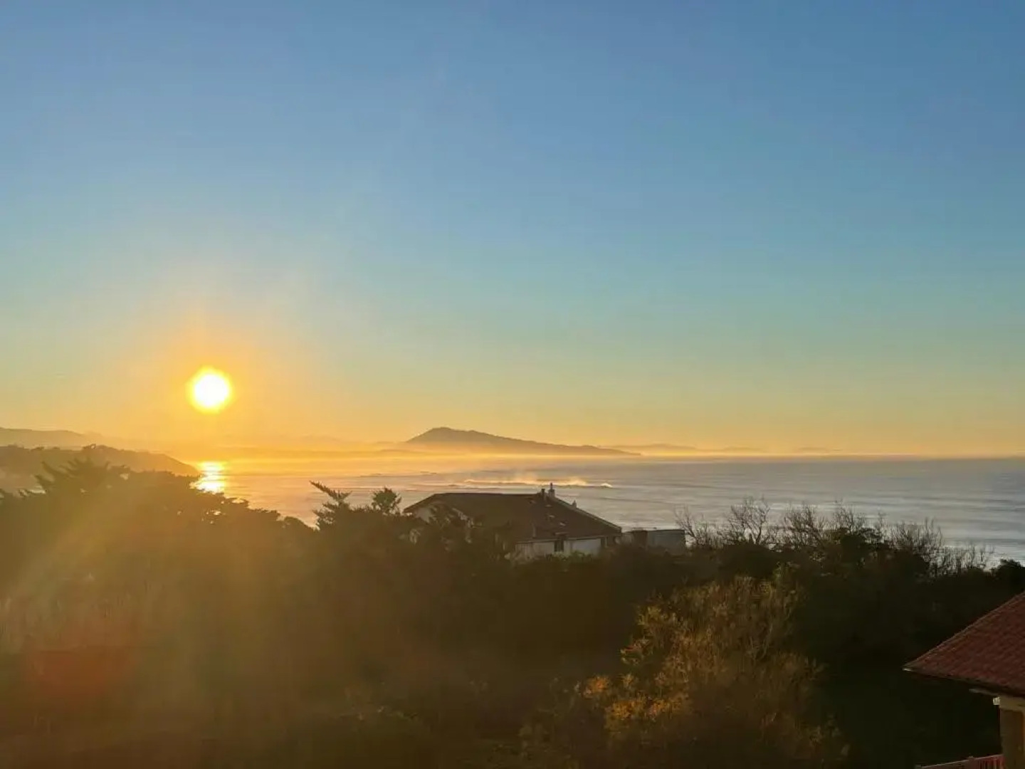 Beach house! Vue océan et montagnes. Plage centre.