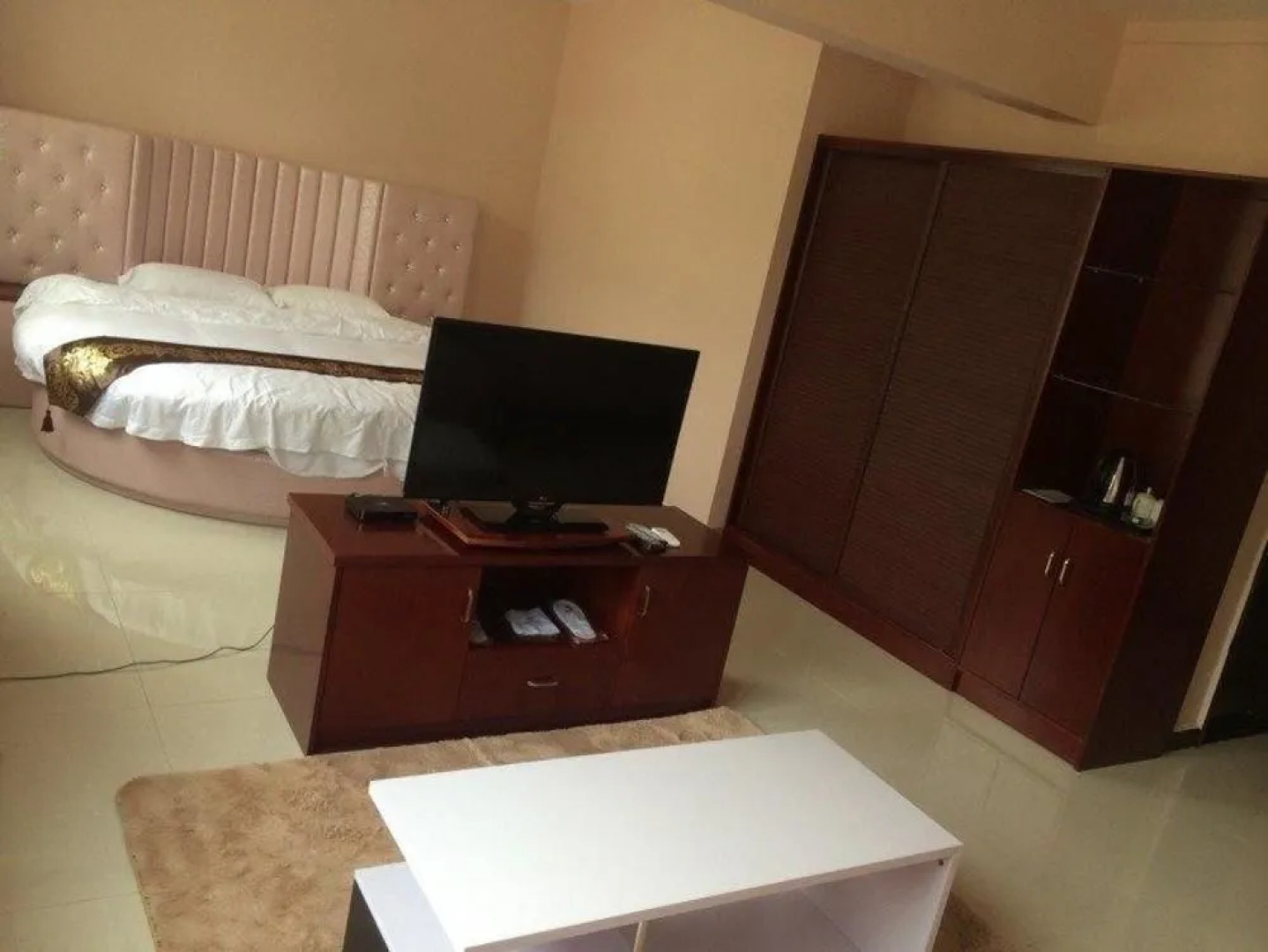 Yichuan Longsheng Business Hotel