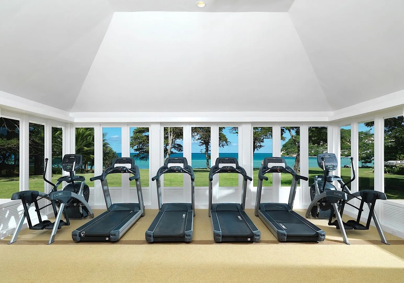 Round Hill Hotel And Villas