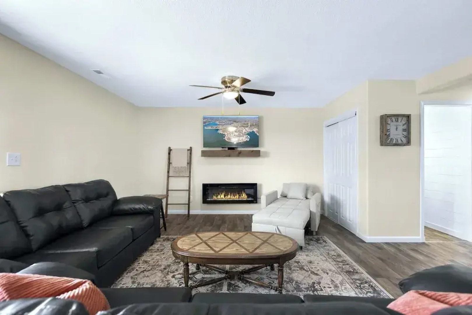 White Oak Landing Spacious 6 BDR w/ Boat Slip!