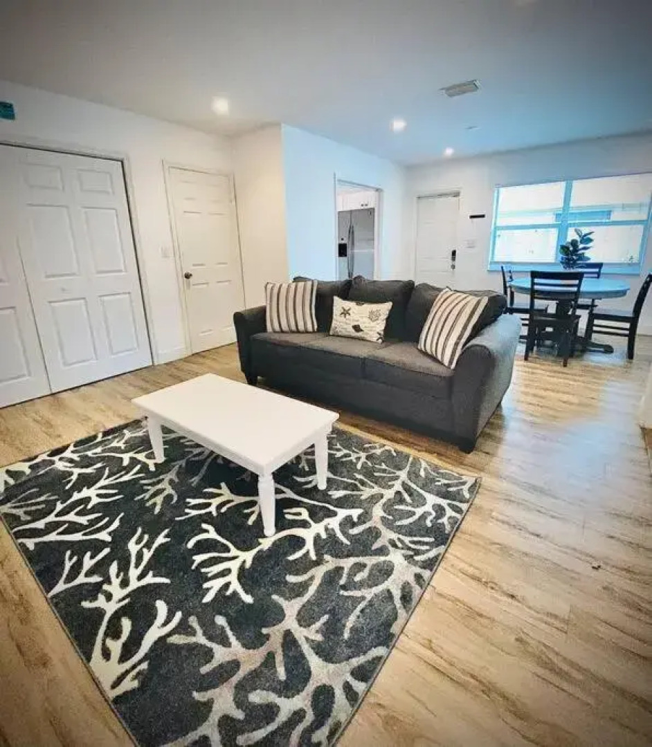 Secret Serenity! Roomy! Pool! 5 min from Beach!