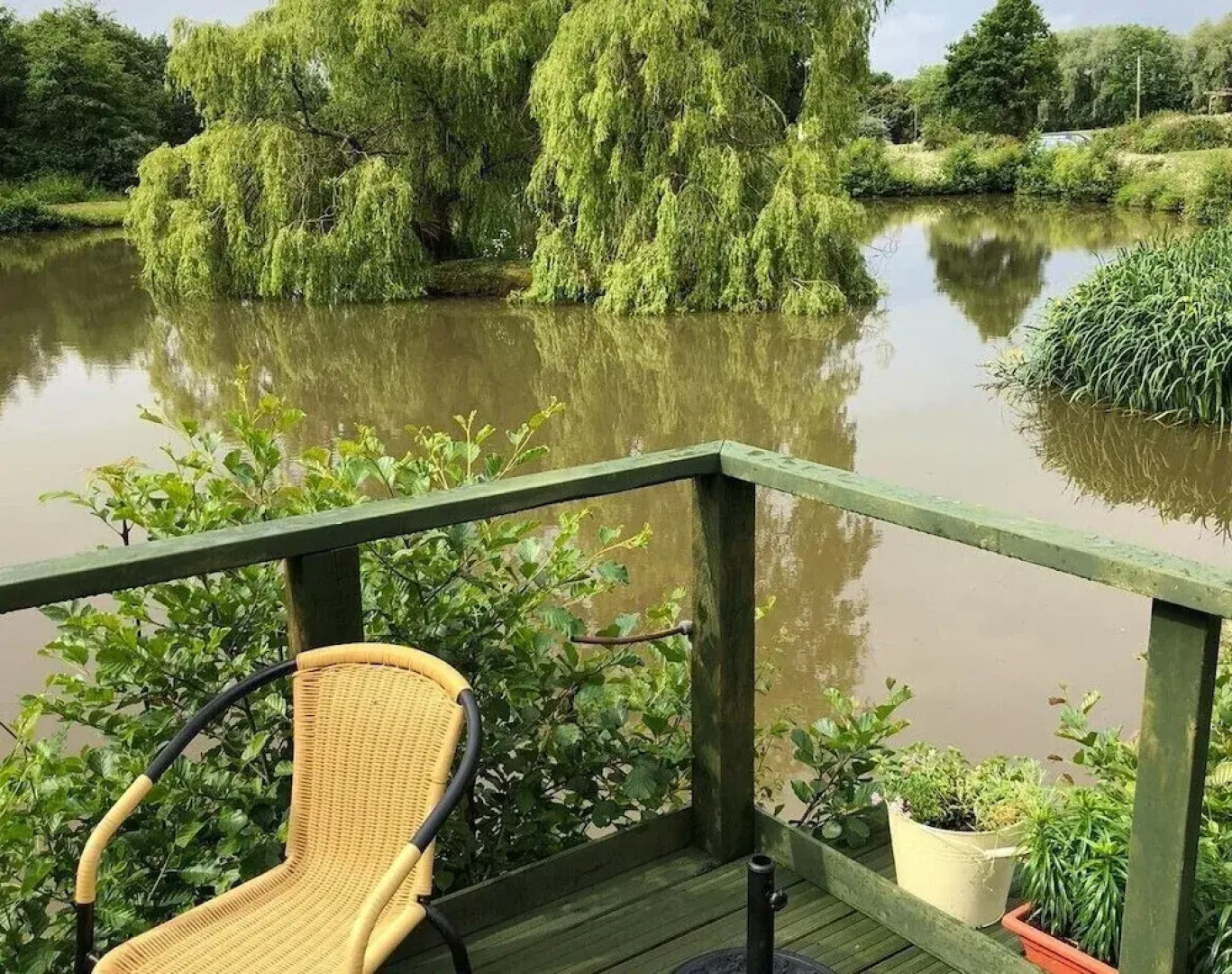 Cosy & Secluded Lakeside Fisherman's Hut