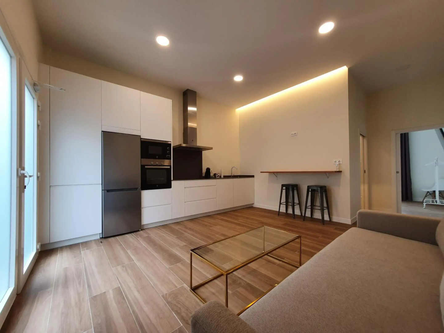 REDONDELA APARTMENTS - Bedroom, Bathroom & Kitchen
