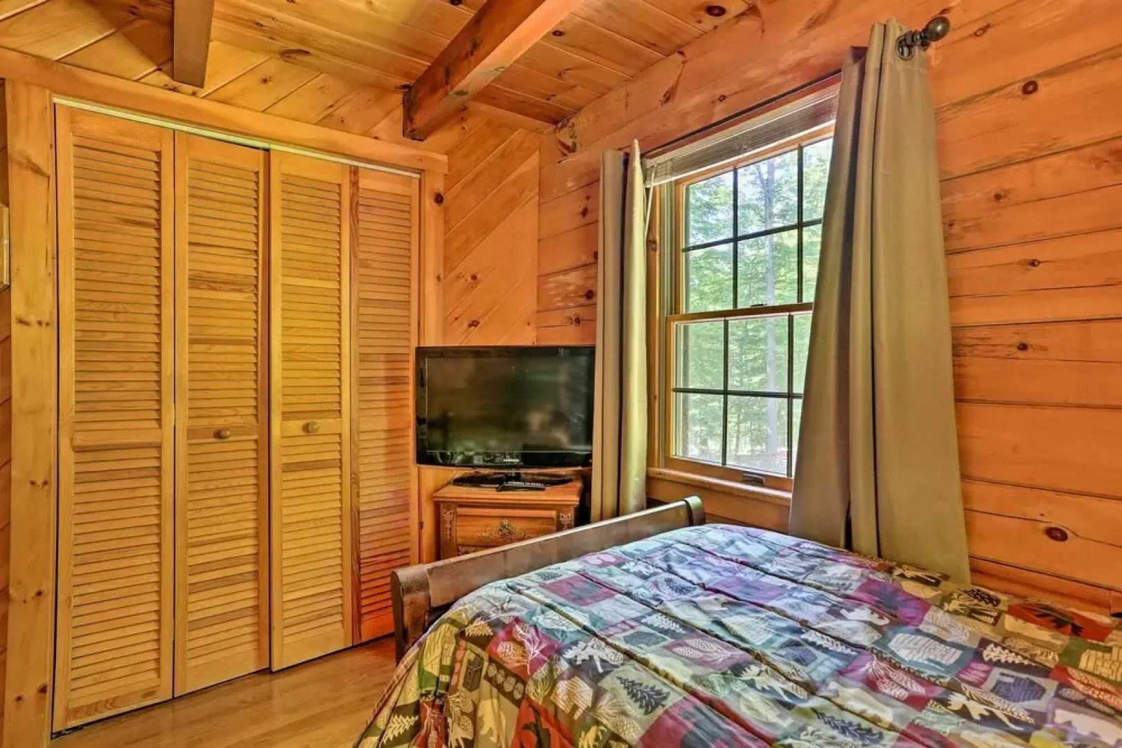 Spacious Cabin, 1 Block to Locust Lake Beach!