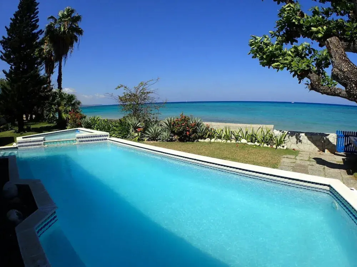 Siesta - Runaway Bay 5BR