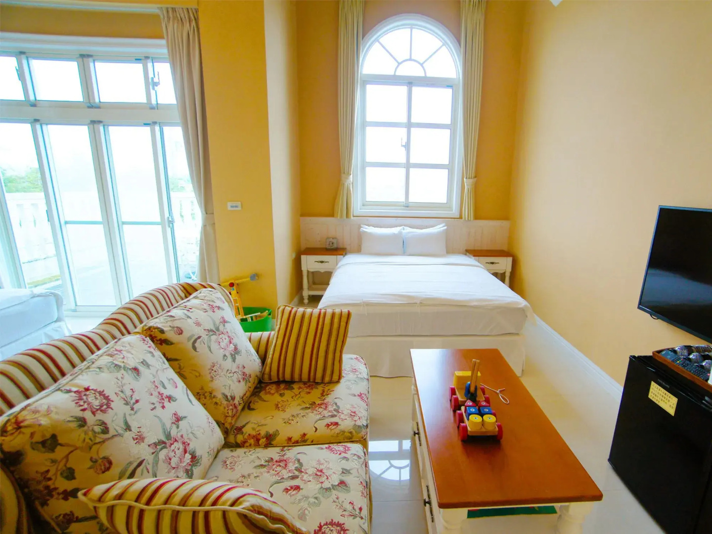 Dancing Butterfly Slide Family Inn